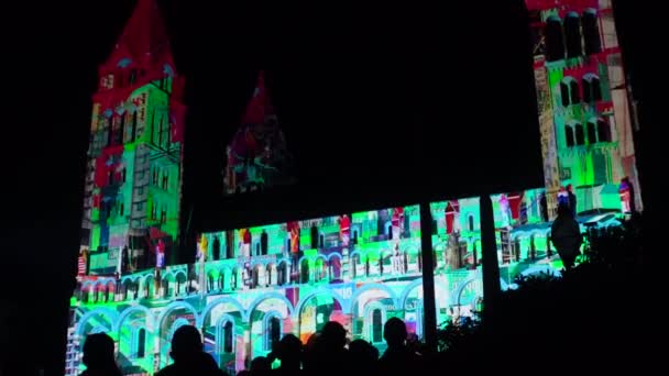 Geceleri Renkli Işıklarla Aydınlatılmış Katedral — Stok video