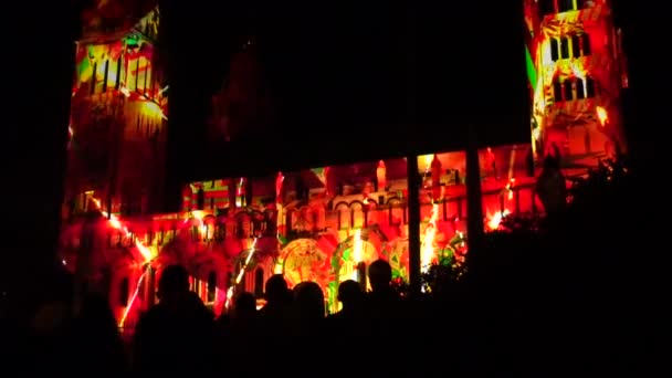 Gece Bölüm Renkli Işıklarla Aydınlatılmış Katedral — Stok video