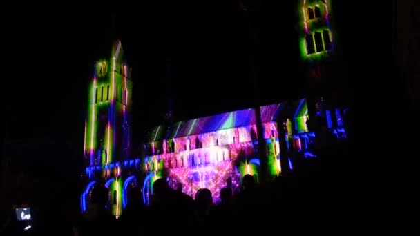 Belyst Katedral Med Färgglada Ljus Natten — Stockvideo