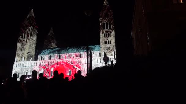 Geceleri Renkli Işıklarla Aydınlatılmış Katedral Bölüm — Stok video