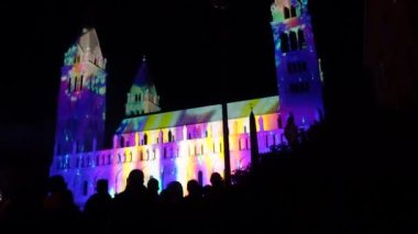 Gece yarısı renkli ışıklarla aydınlatılmış katedral, 8.bölüm