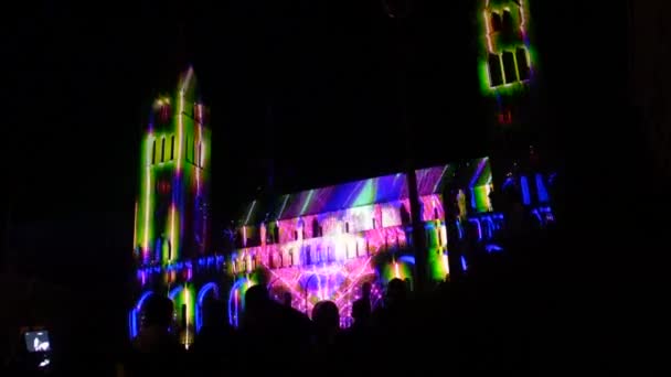 Geceleri Renkli Işıklarla Aydınlatılmış Katedral Bölüm — Stok video