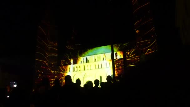 Geceleri Renkli Işıklarla Aydınlatılmış Katedral Bölüm — Stok video