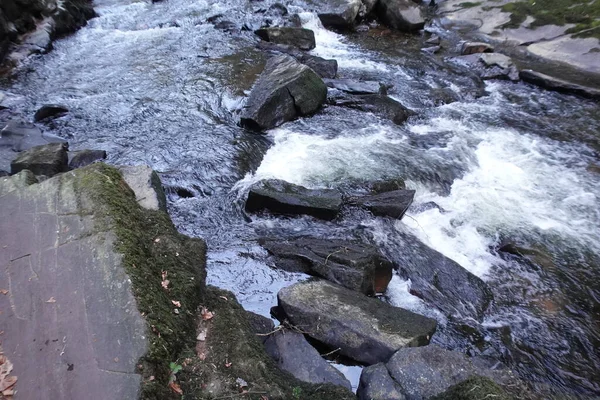 Річковий Водоспад Скелями — стокове фото