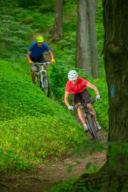 Kanada, Ontario 'da dağ bisikletlerine binen bir çift.