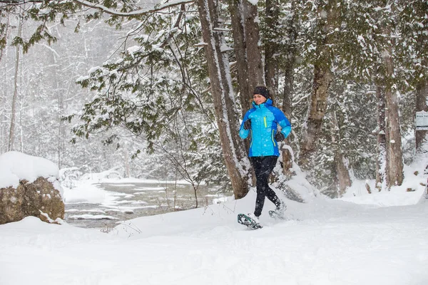 カナダのオンタリオ州で冬のスノーシューの美しい女性 — ストック写真