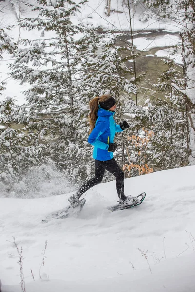 Mooie Vrouw Sneeuwschoenen Winter Ontario Canada — Stockfoto