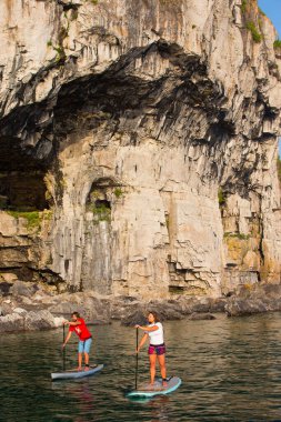 Çekici genç çift Stand Up Paddle Panarding, aktif plaj yaşam tarzı