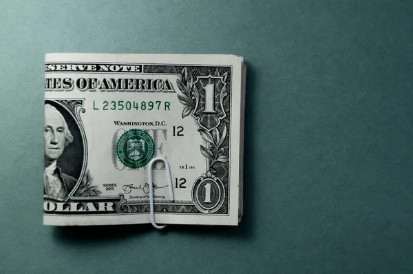 Bundel Bankbiljetten Van Één Dollar Van Dichtbij Geïsoleerd Grijsblauwe Hellingsondergrond — Stockfoto