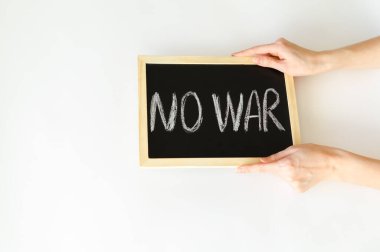 Beyaz bir arkaplanda afiş tutan bir kadın. Üzerinde savaş yok. Savaşı durdurun, barış konsepti. Rusya Ukrayna 'da askeri çatışma