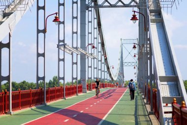 Kiev Ukrayna. 13 Ağustos 2021. Kiev şehrindeki Dinyeper nehri üzerindeki yaya köprüsü.