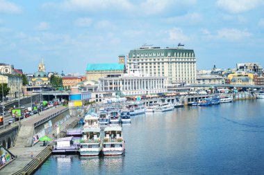 Kiev Ukrayna. 13 Ağustos 2021. Kiev şehrindeki Dinyeper nehrinin kıyısında.