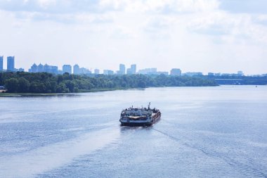 Kiev Ukrayna. 13 Ağustos 2021. Bir kargo gemisi Dinyeper nehri boyunca gidiyor.
