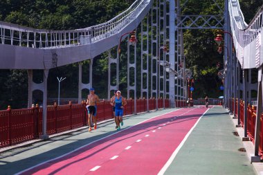 Kiev Ukrayna. 13 Ağustos 2021. Kiev şehrindeki Dinyeper nehri üzerindeki yaya köprüsü.