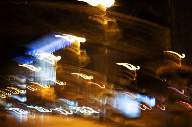 Gece lambaları bulanık. Islak Yağmurda Bulanık Yoğun Trafik Işıkları