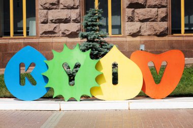 KIEV, UKRAINE - 20 Ağustos 2021: Khreshchatyk üzerinde kestane yaprağı olarak Kiev yazısı