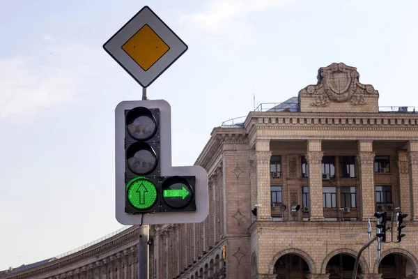 Зеленый Сигнал Светофора Прямо Вперед Правое Движение Разрешено — стоковое фото