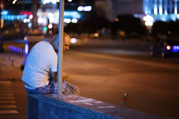 Kiev Ukraine August 2021 Drunk Man Sleeps Street Night — Stock Photo, Image