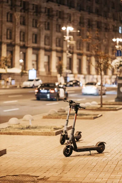 Este Bérelhető Robogók Elektromos Motorizált Bérelt Robogók Parkolnak Városi Utcában — Stock Fotó
