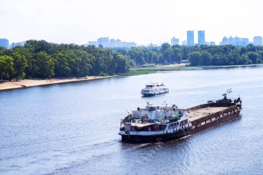 Kiev Ukrayna. 13 Ağustos 2021. Bir kargo gemisi Dinyeper nehri boyunca gidiyor.