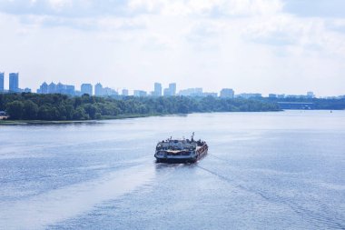 Kiev Ukrayna. 13 Ağustos 2021. Bir kargo gemisi Dinyeper nehri boyunca gidiyor.