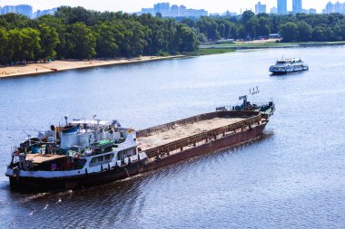 Kiev Ukrayna. 13 Ağustos 2021. Bir kargo gemisi Dinyeper nehri boyunca gidiyor.