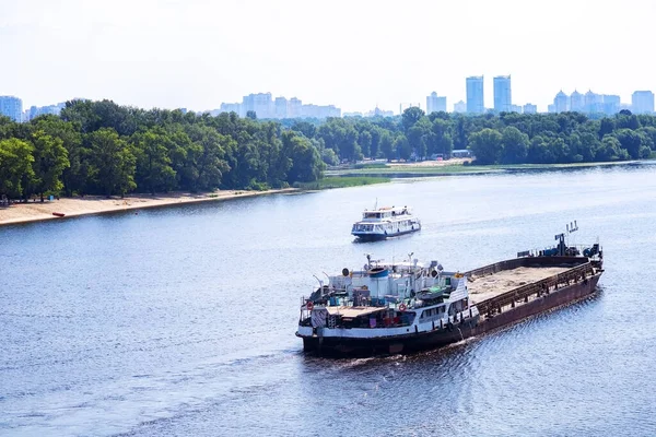 Kiev Ukrayna. 13 Ağustos 2021. Bir kargo gemisi Dinyeper nehri boyunca gidiyor.