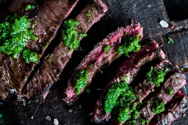 Bife suculento carne rara média com especiarias — Fotografia de Stock