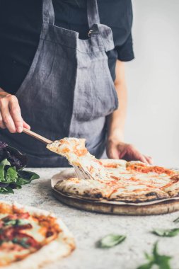 Erimiş peynirli sıcak pizza ve dilim