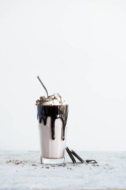 Çikolatalı milkshake ve çikolata parçalı kurabiyeler.