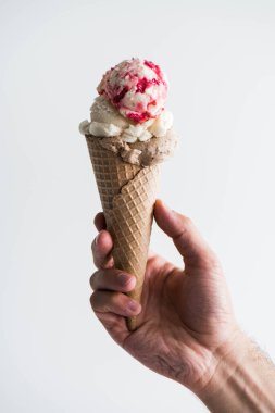 Dondurmalı waffle külahını tutan adam.