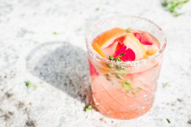 Buzlu ve kekikli greyfurt bardakları. Yaz tazeleyici kokteyller. Boşluğu kopyala.