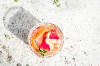 Buzlu ve kekikli greyfurt bardakları. Yaz tazeleyici kokteyller. Üst Manzara. Boşluğu kopyala.