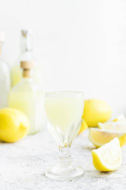 Geleneksel ev yapımı limonata limoncello ve taze narenciye. Limonlu İtalyan limoncello. İtalyan alkollü içeceği.