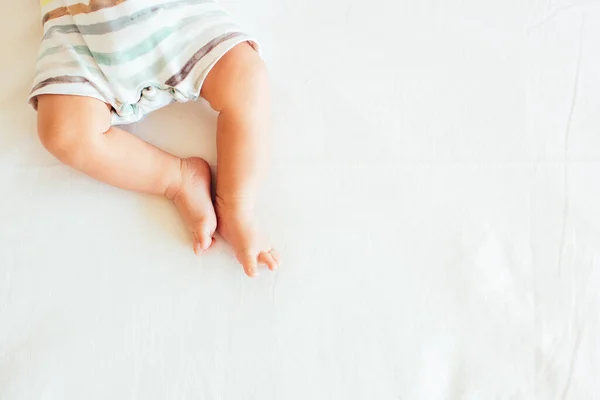 Kleine Voeten Van Baby Witte Linnen Achtergrond Mockup Bovenaanzicht Kopieerruimte — Stockfoto