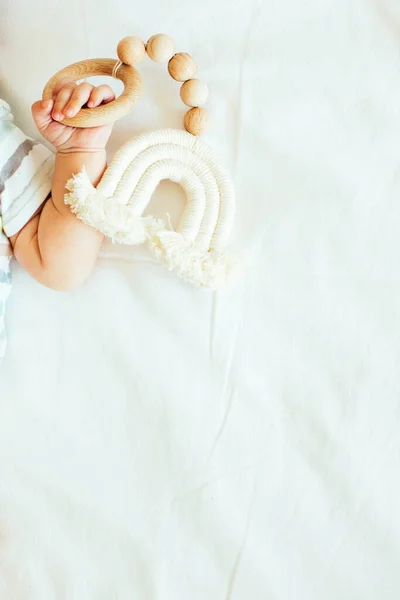 Dziecko Bawiące Się Drewnianą Zabawką Białym Tle Pościeli Makieta Widok — Zdjęcie stockowe