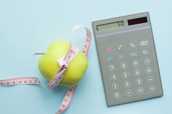 Räknemaskin Och Äpple Med Måttband Blå Bakgrund Viktminskning Kalorier Och — Stockfoto