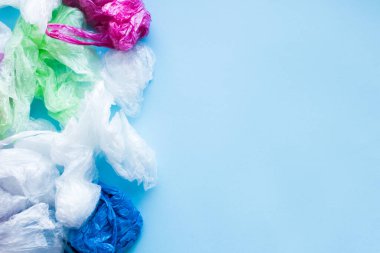 Bir sürü tek kullanımlık plastik torba dokusu var. Sıfır atık. Sürdürülebilir yaşam, plastiksiz konsept. Eko dostu plastik eşyalar. Üst Manzara. Boşluğu kopyala.