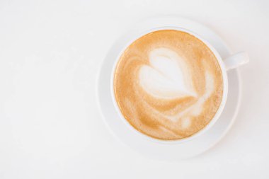 İçinde kalp resmi olan bir bardak kapuçino. Aşk fincanı, kahve üzerine kalp çizimi. Üst Manzara. Boşluğu kopyala.