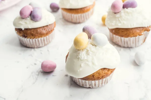 Bolinhos Páscoa Vitrificados Decorados Com Mini Doces Ovos Chocolate Fundo — Fotografia de Stock