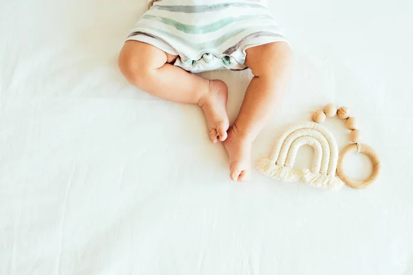 Baby Spelen Met Een Houten Speelgoed Witte Linnen Achtergrond Mockup — Stockfoto