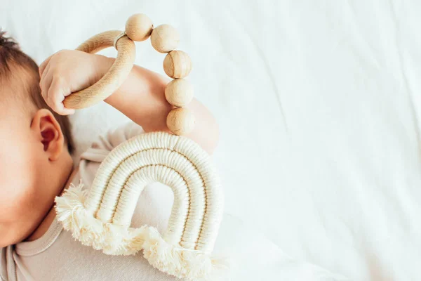 Close Van Een Babyhand Spelend Met Een Houten Speeltje Bovenaanzicht — Stockfoto