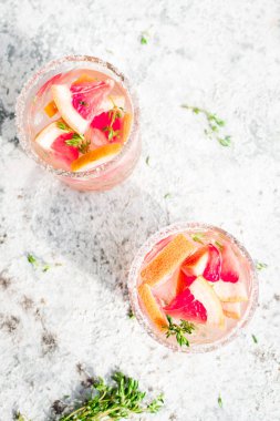 Buzlu ve kekikli greyfurt bardakları. Yaz tazeleyici kokteyller. Üst görünüm.