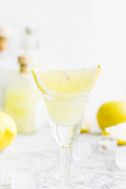 Geleneksel ev yapımı limonata limoncello ve taze narenciye. Limonlu İtalyan limoncello. İtalyan alkollü içeceği.