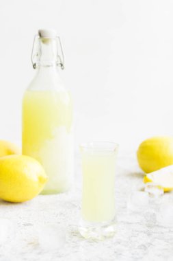 Geleneksel ev yapımı limonata limoncello ve taze narenciye. Limonlu İtalyan limoncello. İtalyan alkollü içeceği.