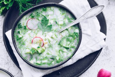 Okroshka. Geleneksel soğuk Rus yaz çorbası turp, salatalık ve dereotlu. Üst görünüm.