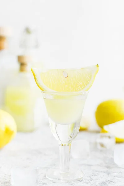 Traditioneller Hausgemachter Zitronenlikör Limoncello Und Frische Zitrusfrüchte Auf Dem Tisch — Stockfoto