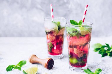 Rubarb, limon ve nane ile yaz ferahlatıcı içecek. Rubarb limonatası. Taze bahar rubarb mojito kokteyli. Boşluğu kopyala.