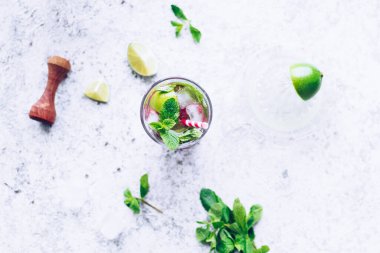 Rubarb, limon ve nane ile yaz ferahlatıcı içecek. Rubarb limonatası. Taze bahar rubarb mojito kokteyli. Üst görünüm.