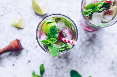 Rubarb, limon ve nane ile yaz ferahlatıcı içecek. Rubarb limonatası. Taze bahar rubarb mojito kokteyli. Üst görünüm.
